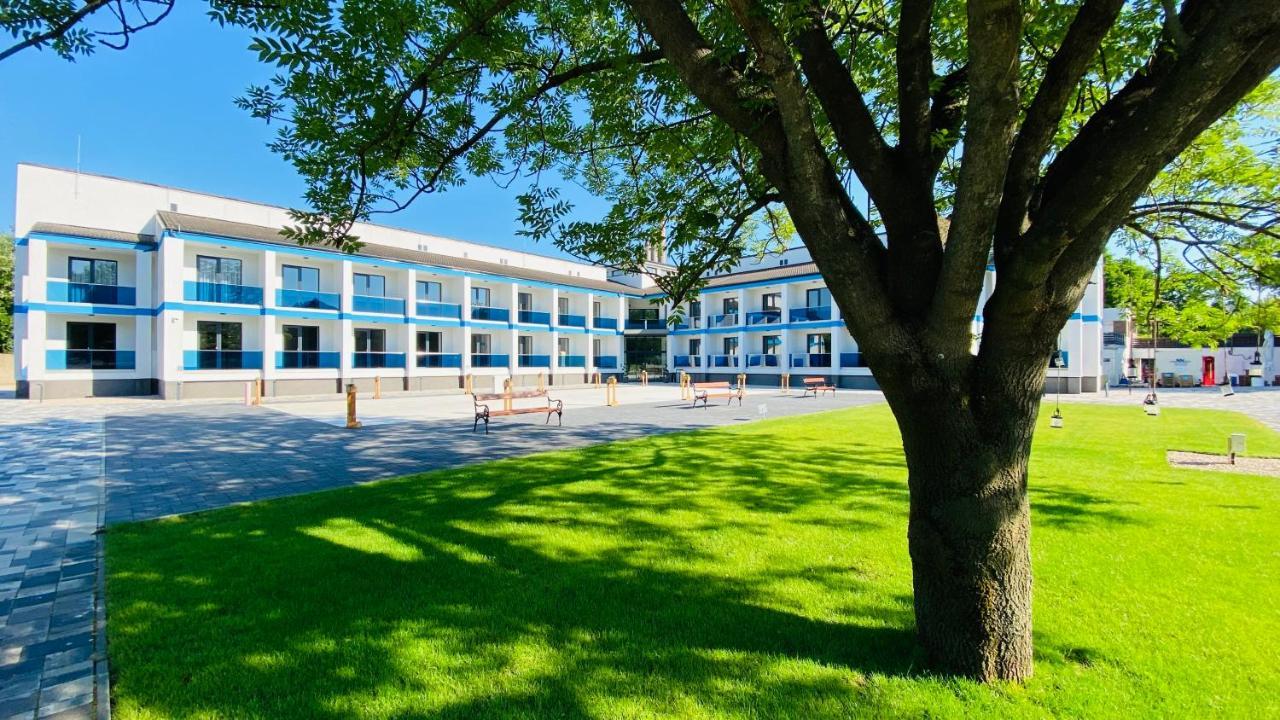 Nn Boutique Hotel Tiszaújváros Buitenkant foto