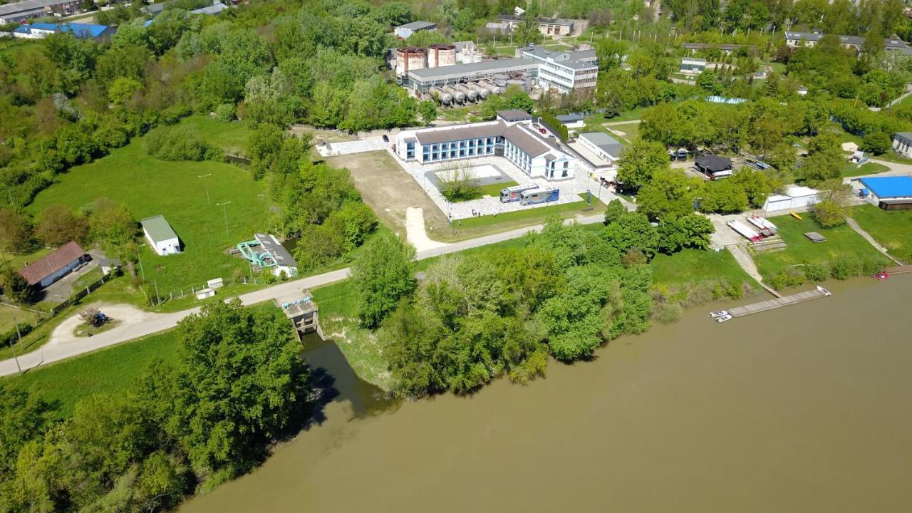 Nn Boutique Hotel Tiszaújváros Buitenkant foto