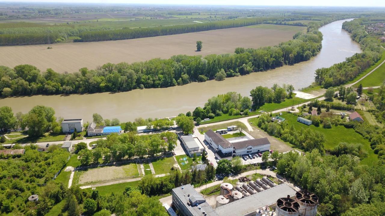 Nn Boutique Hotel Tiszaújváros Buitenkant foto