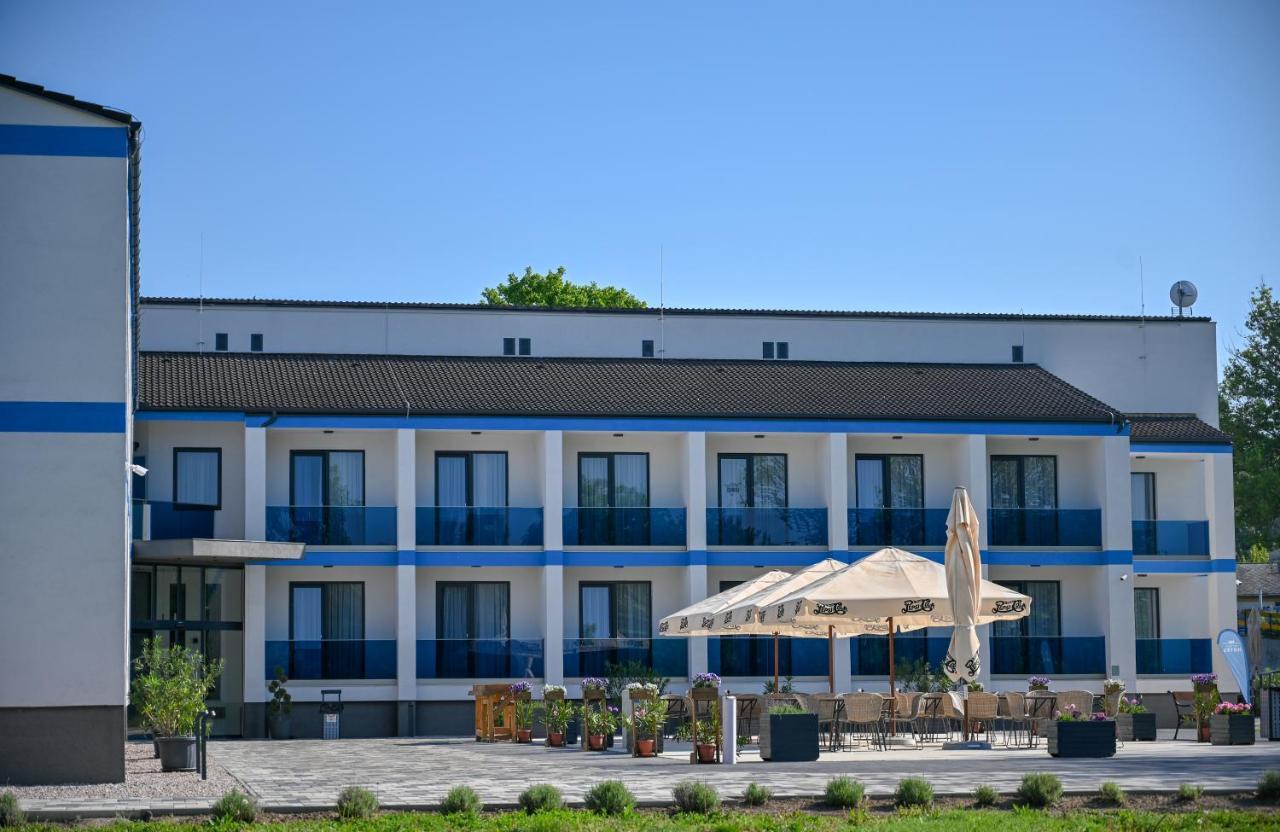Nn Boutique Hotel Tiszaújváros Buitenkant foto