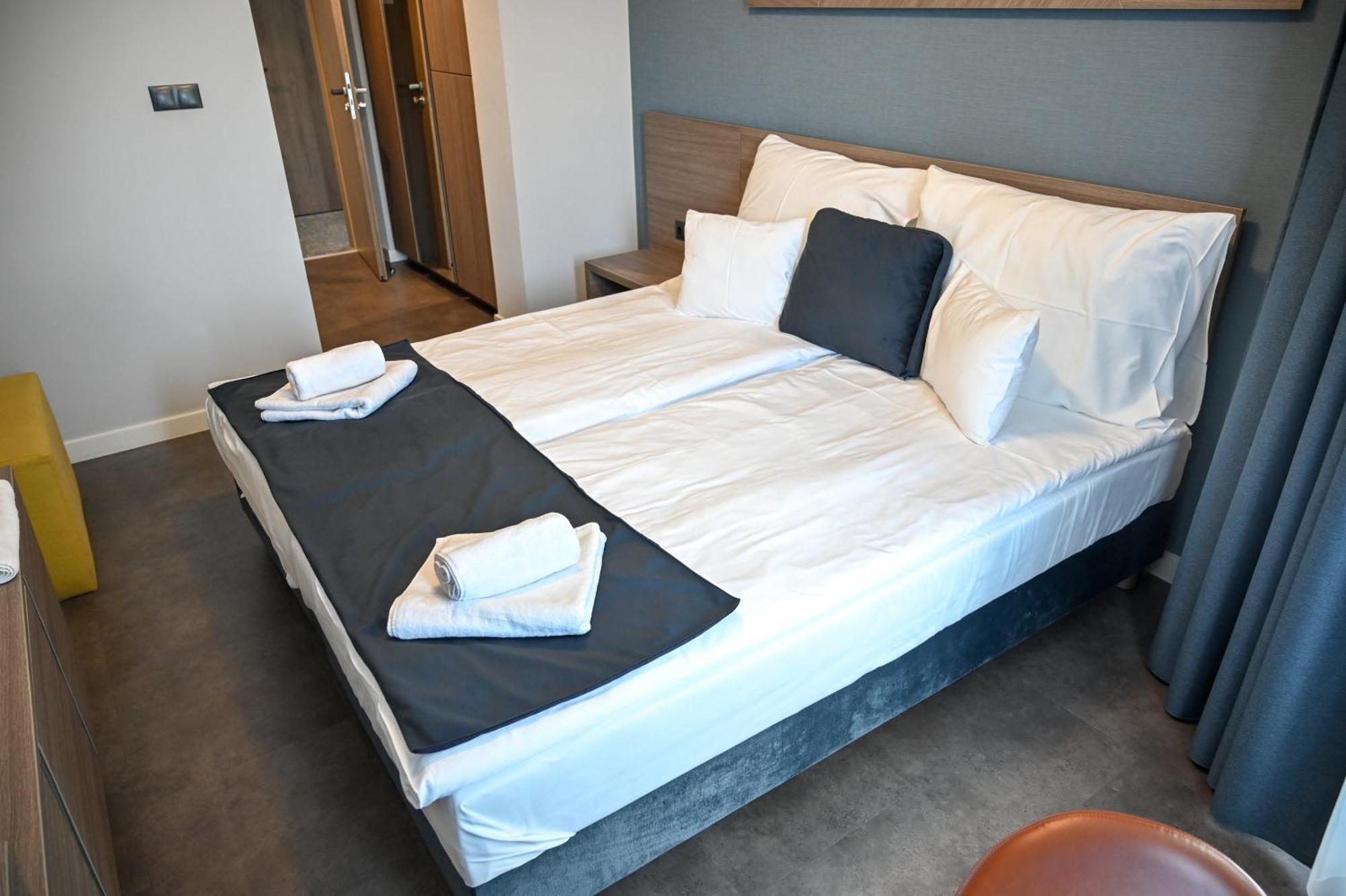 Nn Boutique Hotel Tiszaújváros Buitenkant foto