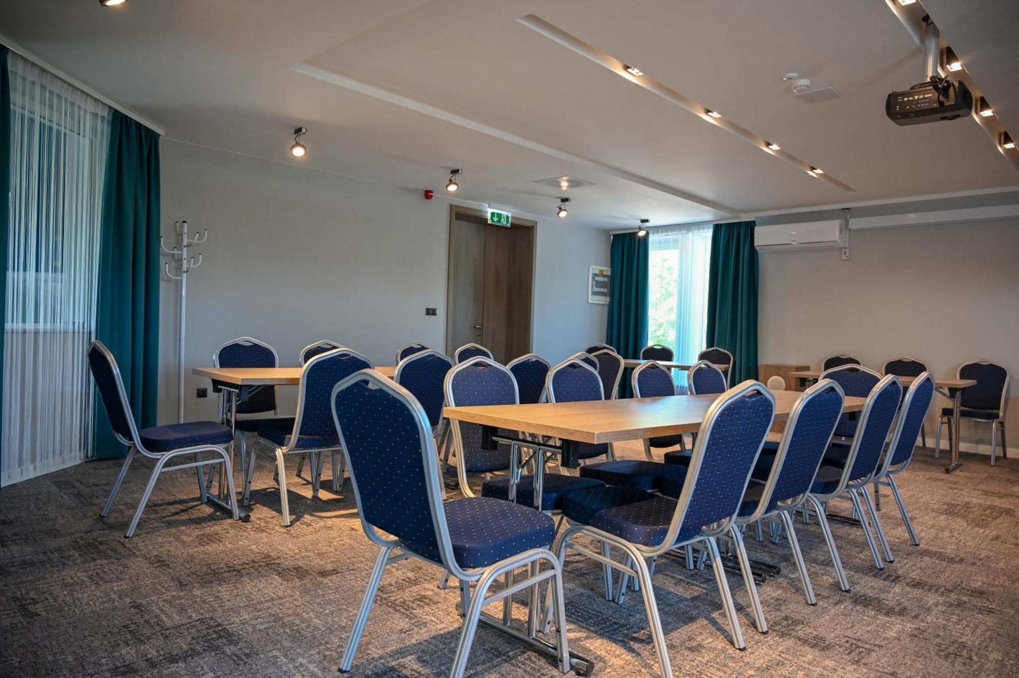 Nn Boutique Hotel Tiszaújváros Buitenkant foto