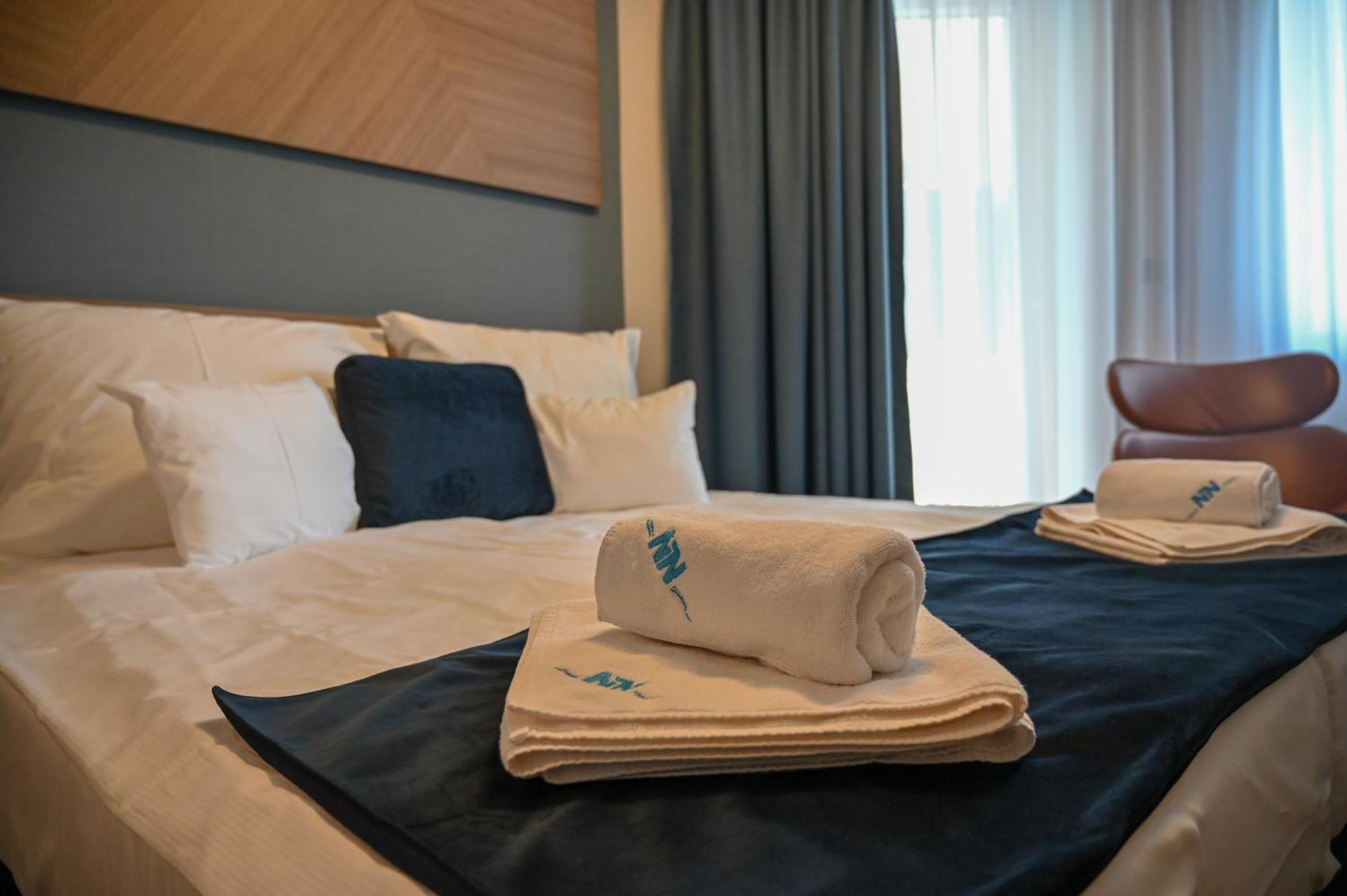 Nn Boutique Hotel Tiszaújváros Buitenkant foto