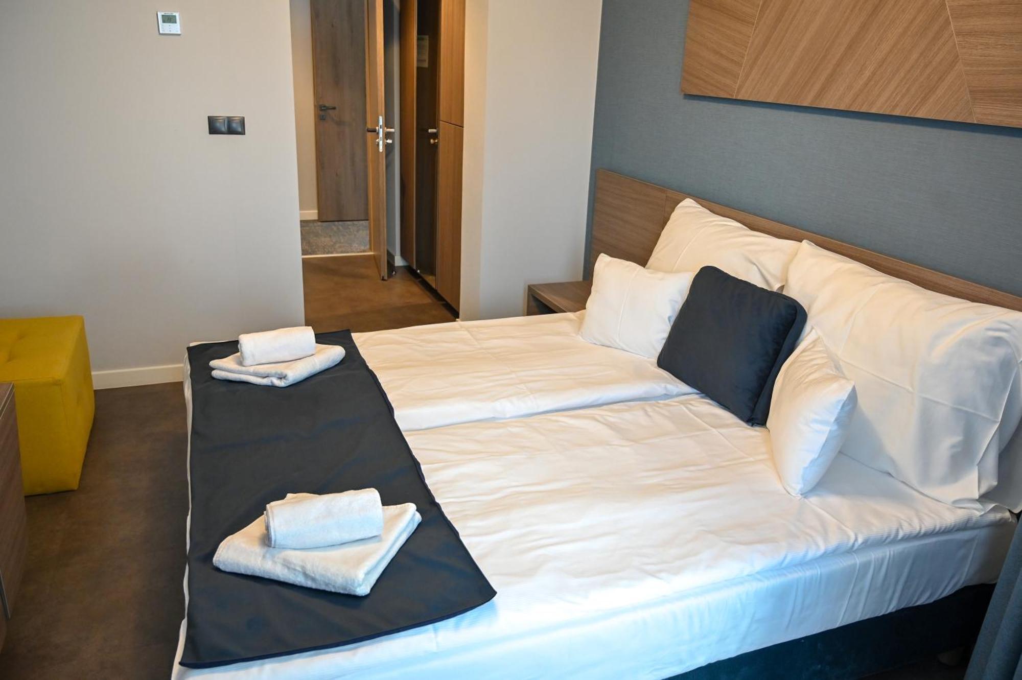 Nn Boutique Hotel Tiszaújváros Buitenkant foto
