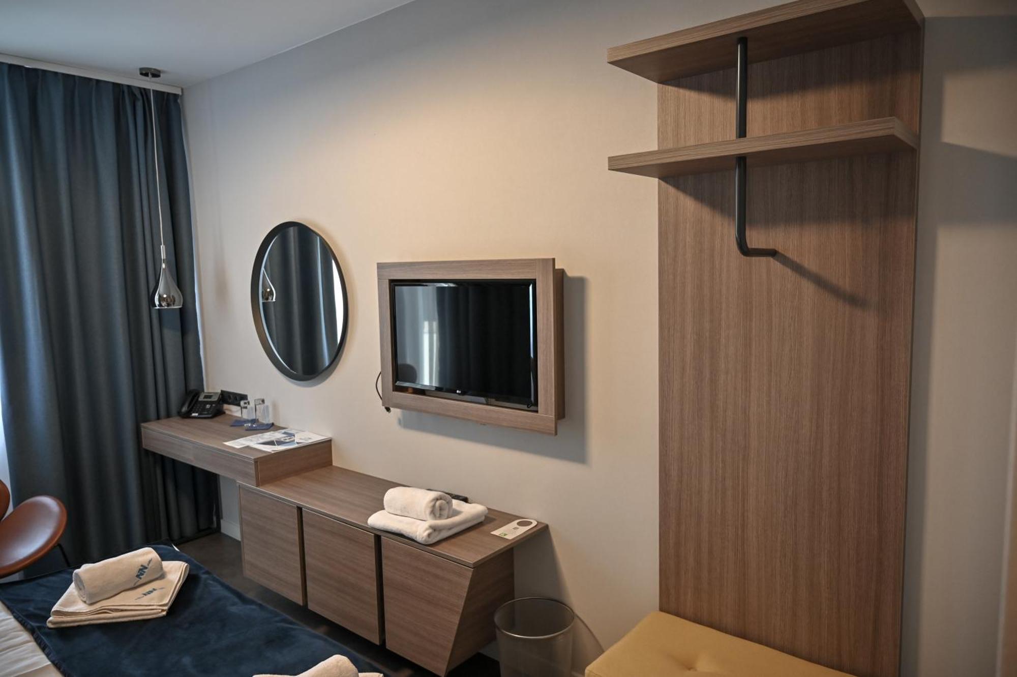 Nn Boutique Hotel Tiszaújváros Buitenkant foto