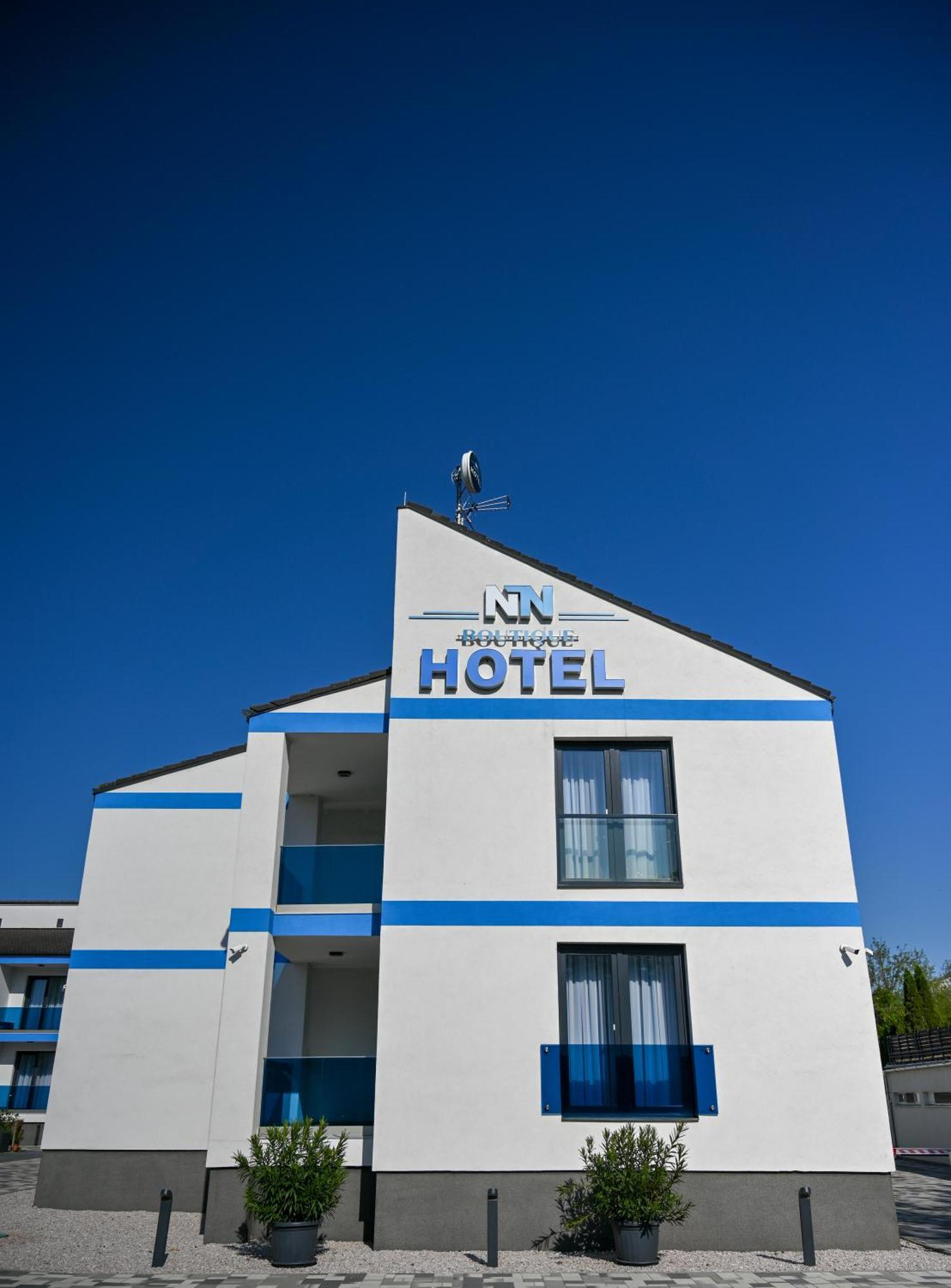 Nn Boutique Hotel Tiszaújváros Buitenkant foto