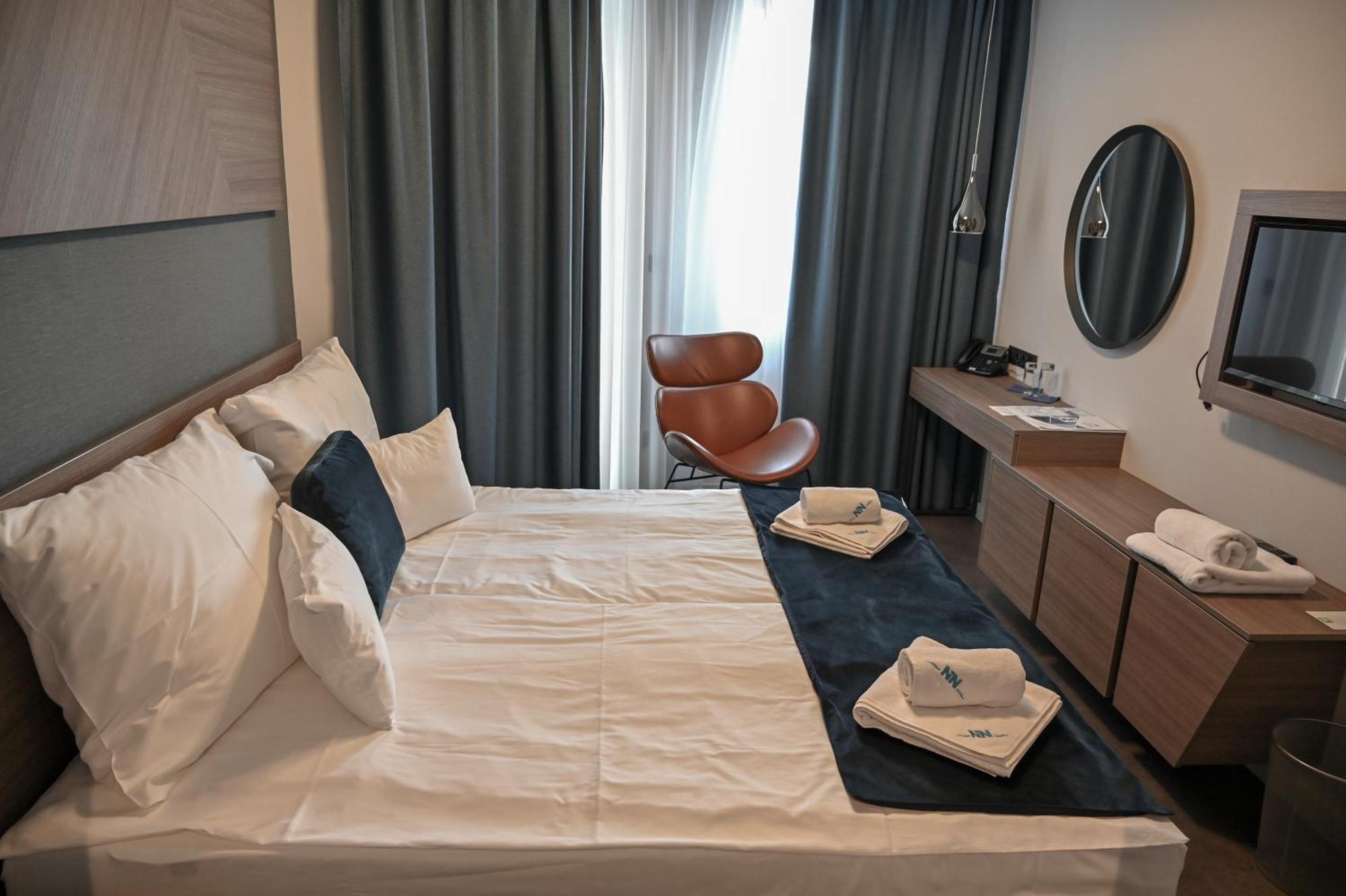 Nn Boutique Hotel Tiszaújváros Buitenkant foto