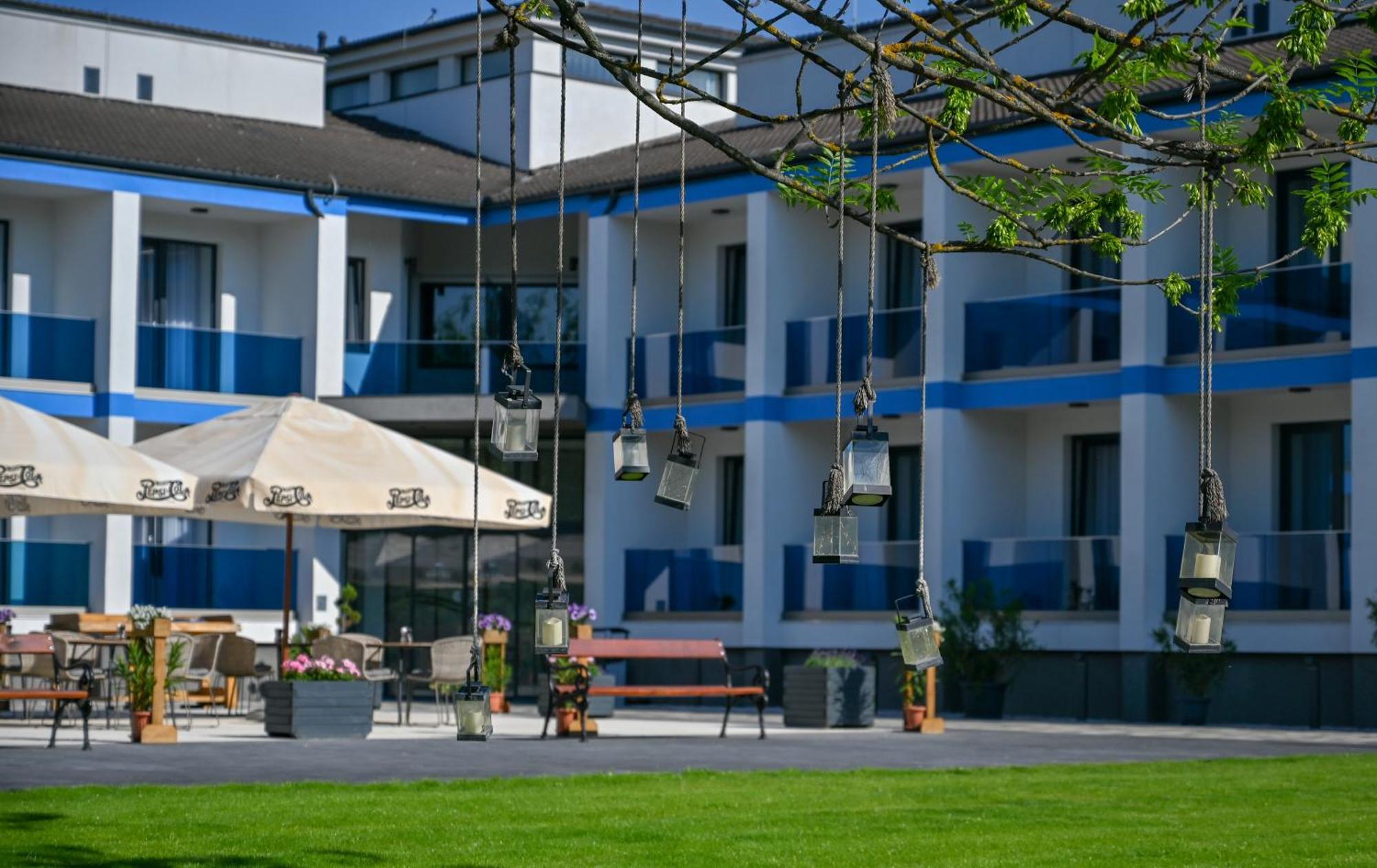 Nn Boutique Hotel Tiszaújváros Buitenkant foto