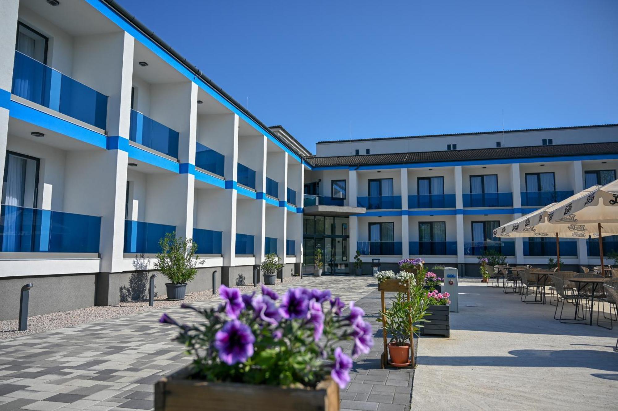 Nn Boutique Hotel Tiszaújváros Buitenkant foto