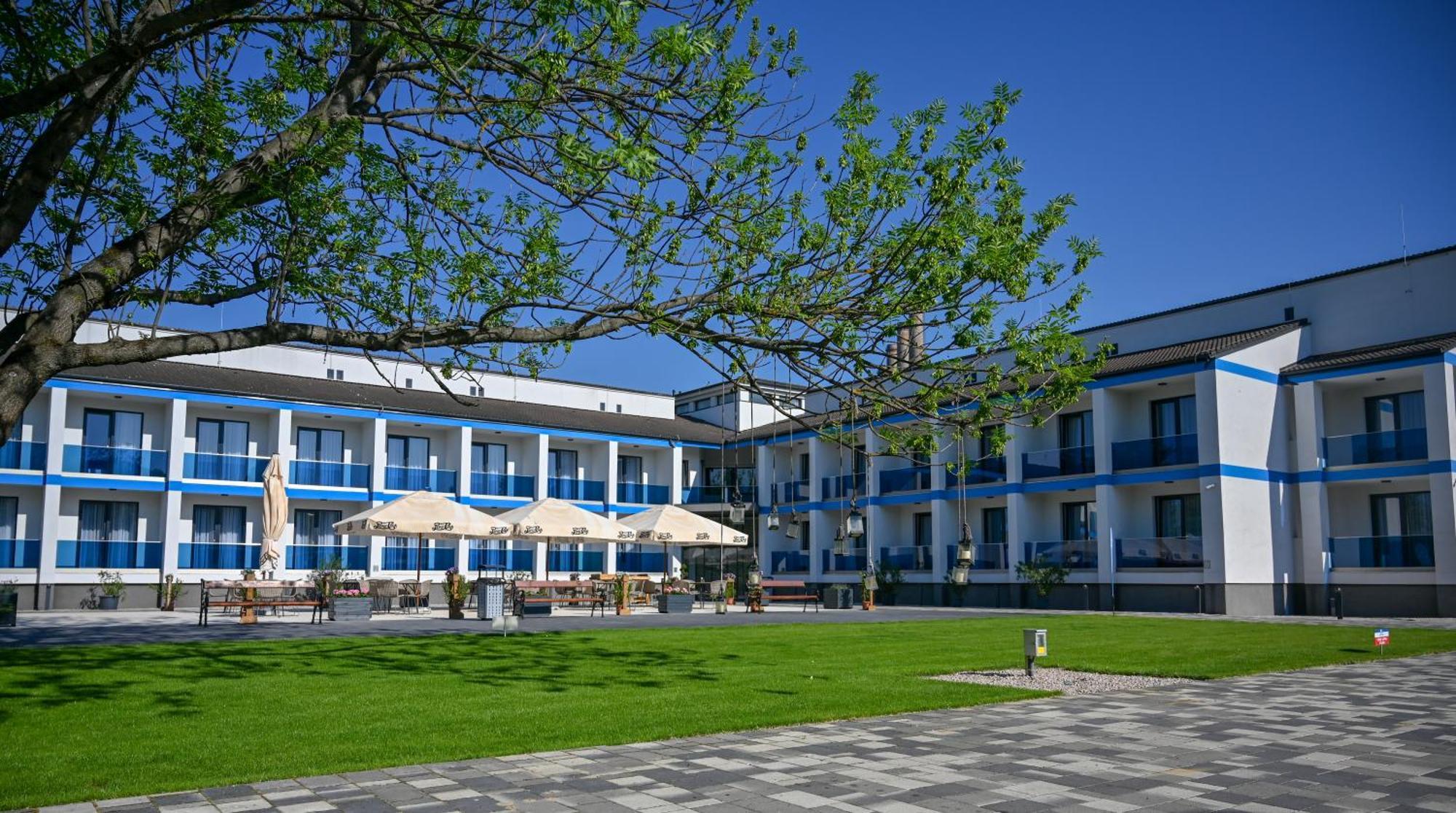 Nn Boutique Hotel Tiszaújváros Buitenkant foto